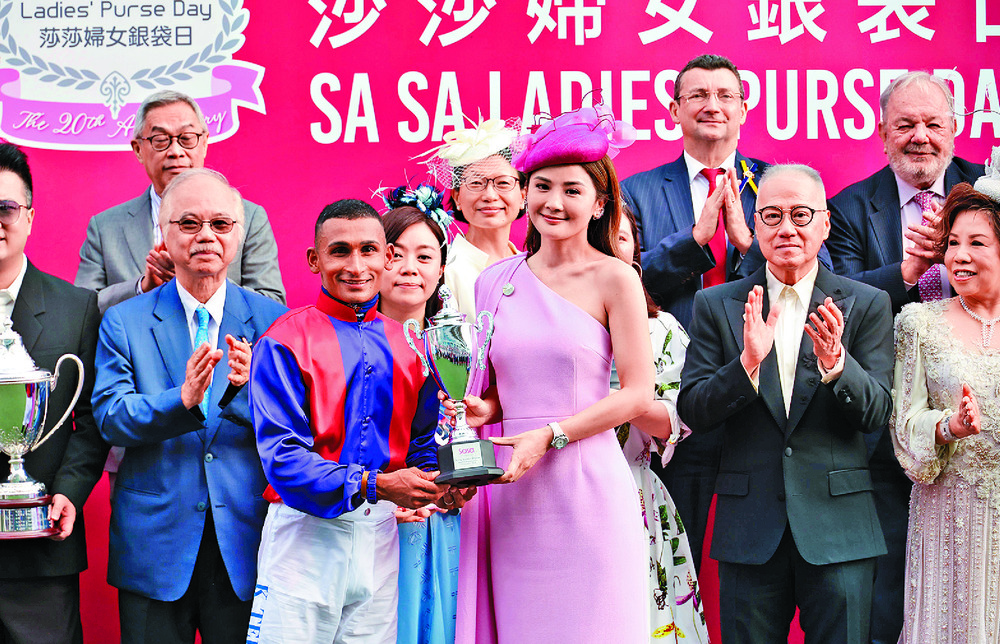 Ensued beats La City Blanche to the finishing line. Right: Charlene Choi hands over the Sa Sa Ladies' Purse trophy to Karis Teet