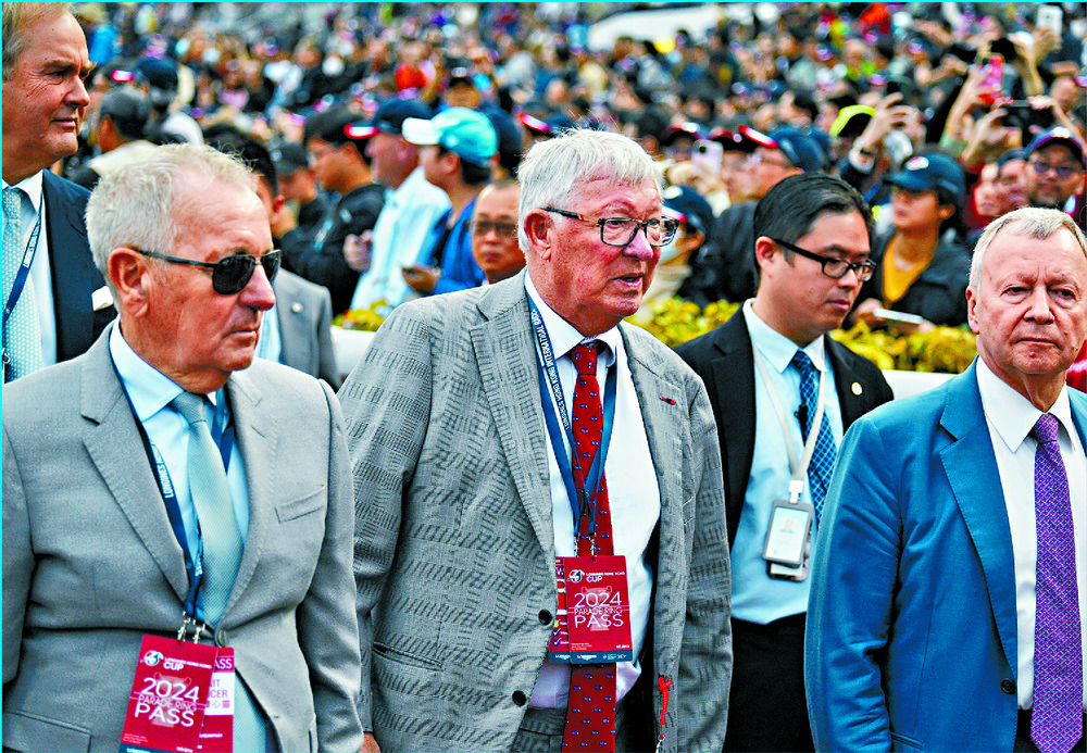 Alex Ferguson, center, is joined by HKJC CEO Winfried Engelbrecht-Bresges, right.
